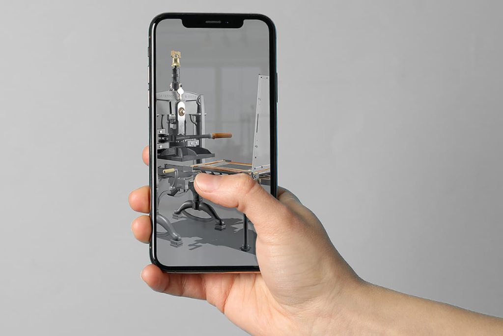 Digitales Exponat: Hand scrollt durch WebXR-Modell der Alboin-Druckpresse auf Smartphone-Display - Demonstration des Scrollytelling-Features