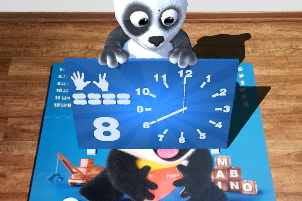 Virtueller Pandabär BINU hält eine Uhr auf der MABINO-Spielmatte, daneben die passende Zahl und angedeutete Finger zum Zählen