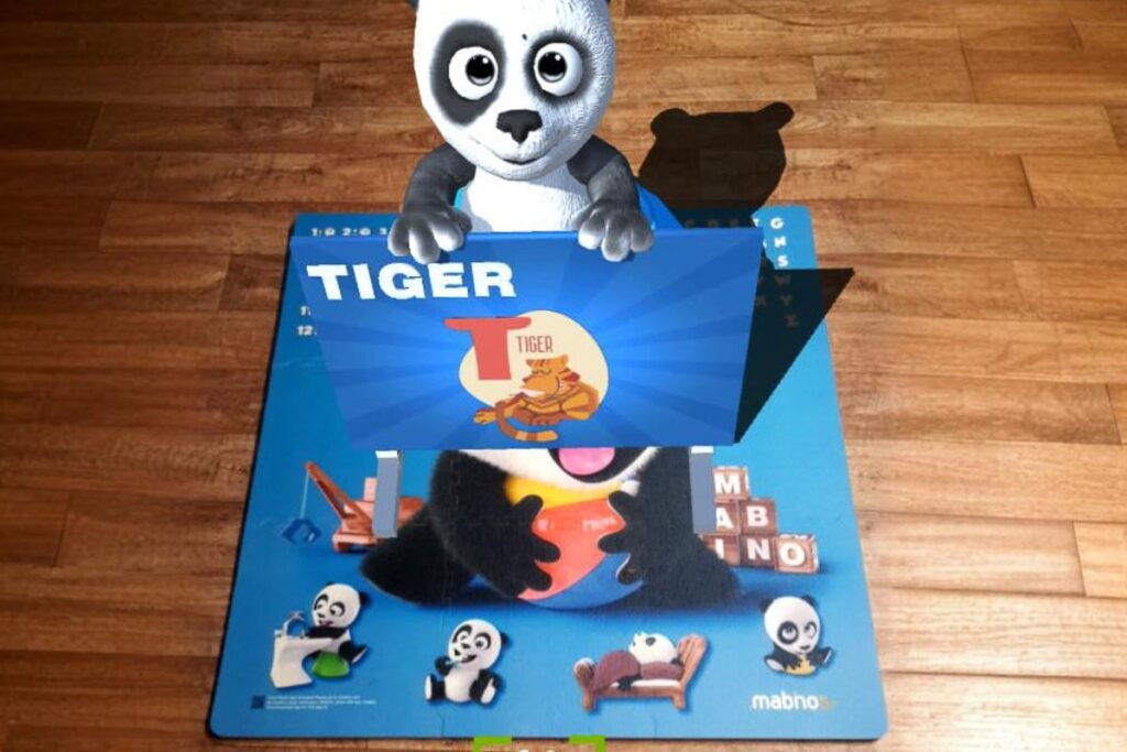 AR Pandabär BINU hält Buchstabenkarten mit Wörtern als Wort-Buchstaben-Zuordnung in der MABINO Lern-App für Vorschulkinder.
